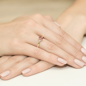 Pierścionek zaręczynowy z Rubinem 0,60ct i Brylantami pr. 585. W-0301R
